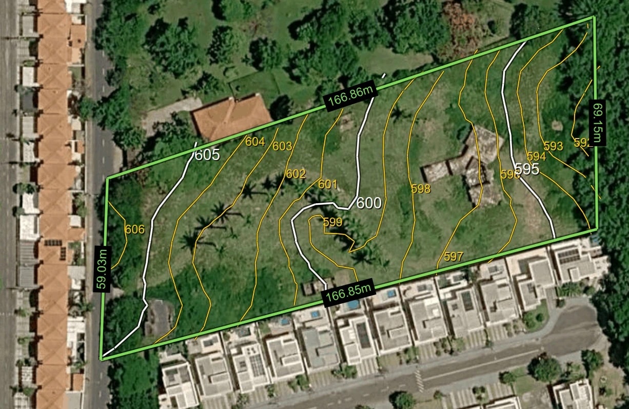 Terreno desenhado no mapa e análise topográfica devolvida em segundos