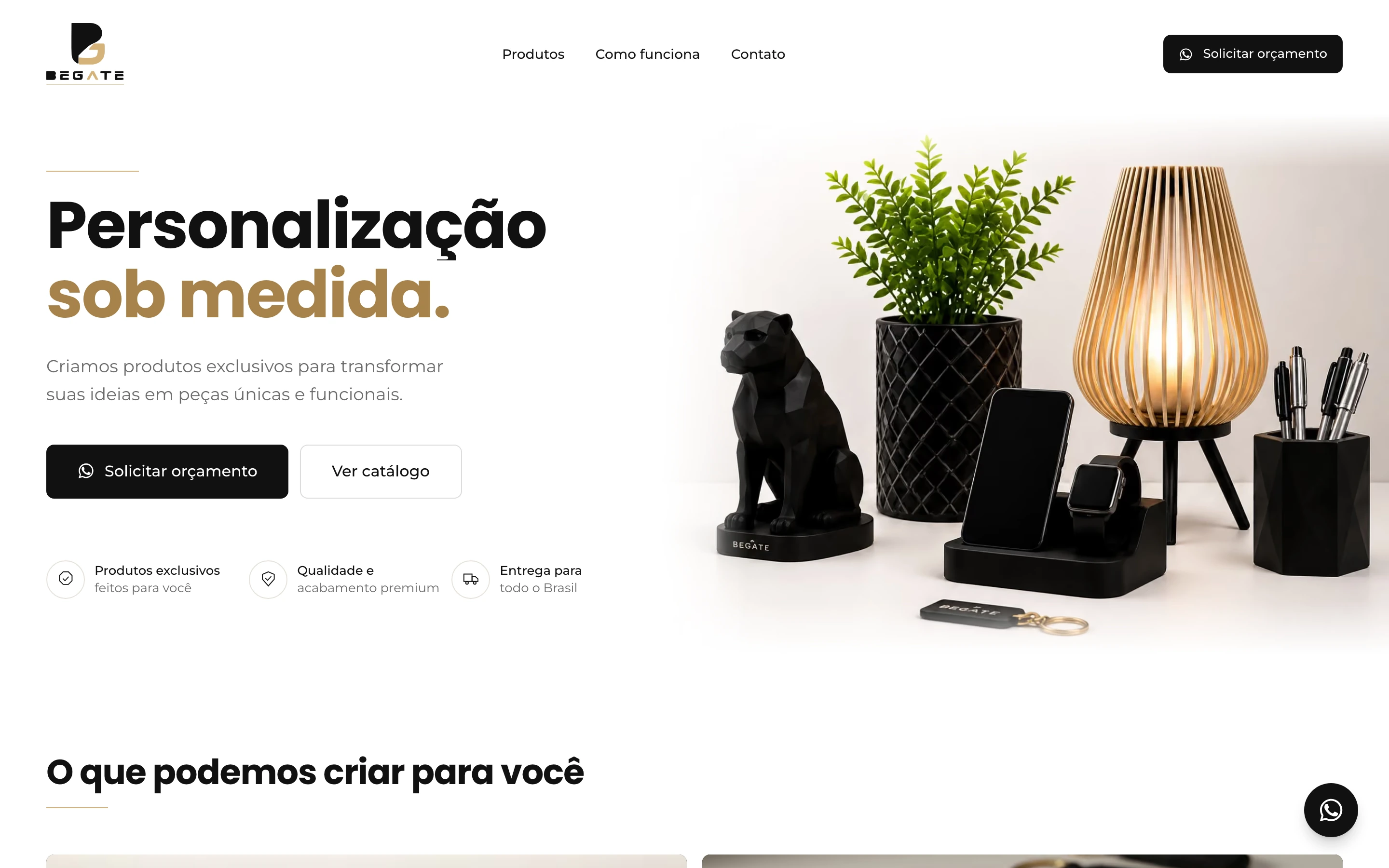 Abertura do site da Begate, com o título Personalização sob medida ao lado de uma foto de peças pretas produzidas por ela