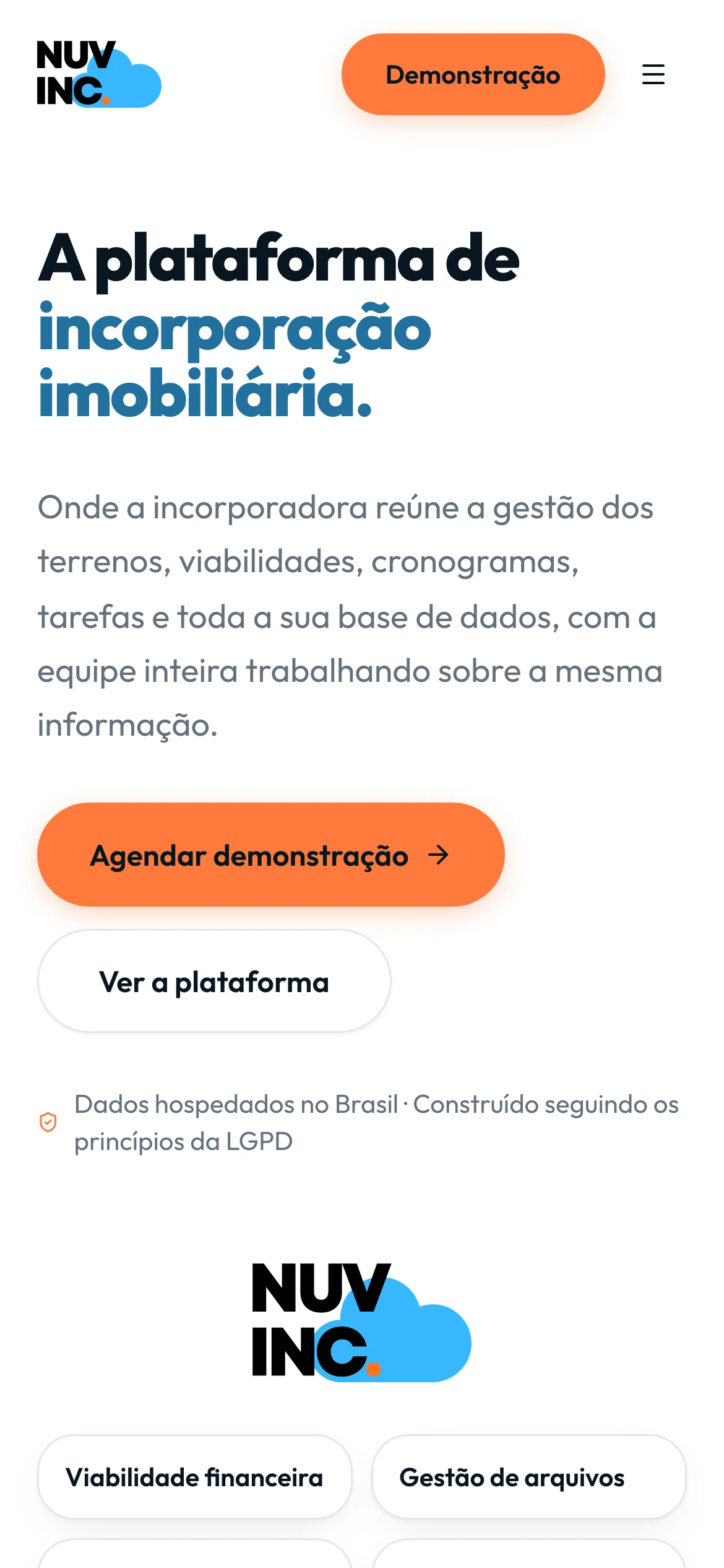 O site da Nuvinc na tela de um celular, com o mesmo título e o botão de agendar demonstração